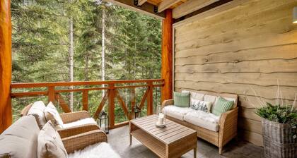 Recently Updated | Ski-In/Out | Hot Tub | Garage | Managed by Aloha Whistler