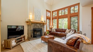 TV, fireplace - NEW LISTING | Recently Updated | Ski-In/Out | Hot Tub | Garage | Managed by Aloha Whistler (Whistler)