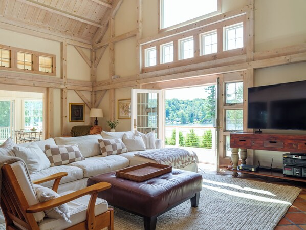 Smart TV, chimenea y impresora