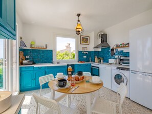 Een koelkast, een microgolfoven, een oven, een vaatwasser