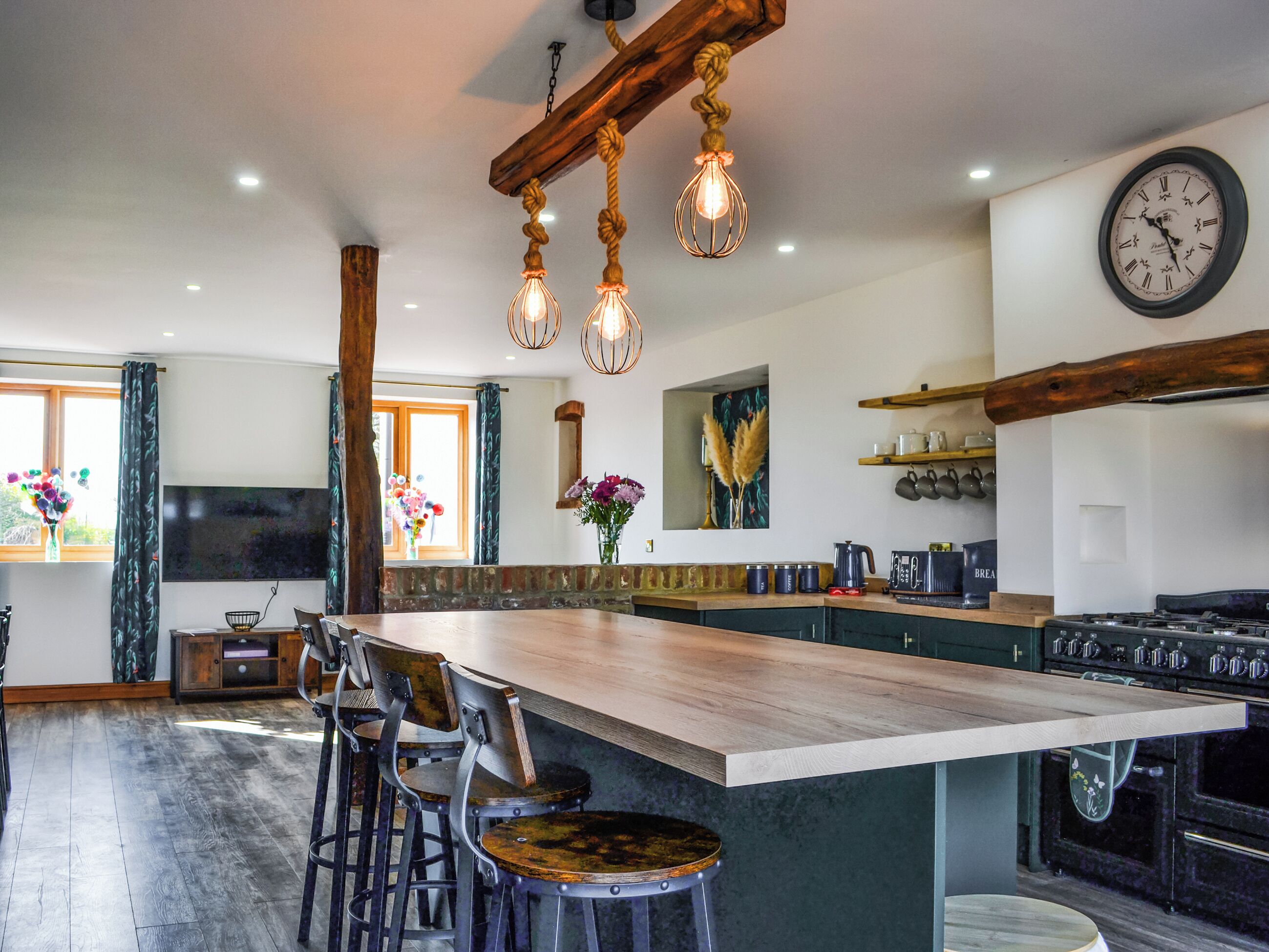 Oppvaskmaskin og høy barnestol