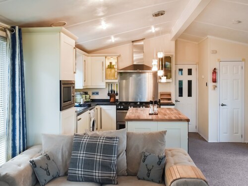 Azure Retreats - Beautiful Sea View - UK48810