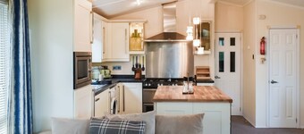 Azure Retreats - Beautiful Sea View - UK48810