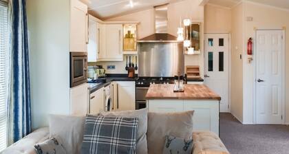 Azure Retreats - Beautiful Sea View - UK48810