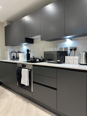 Kühlschrank, Mikrowelle, Ofen, Herdplatte