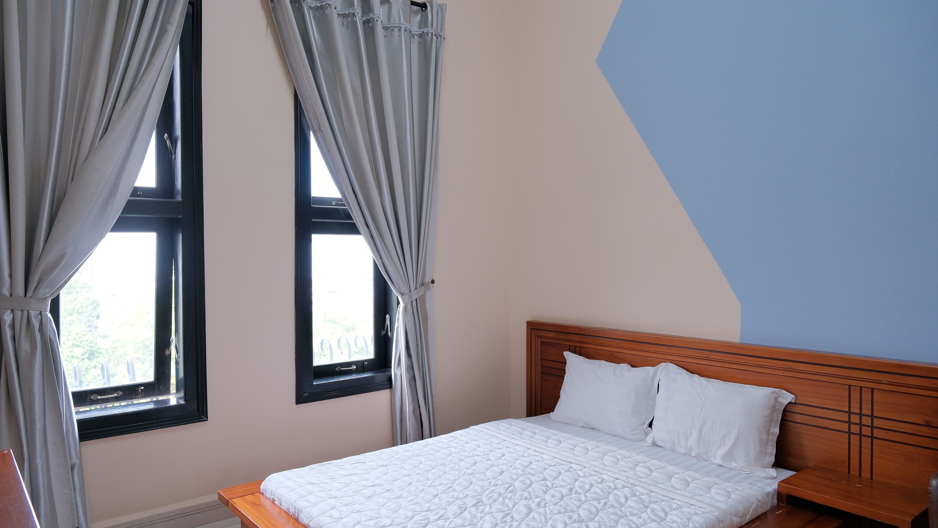 Standaard tweepersoonskamer | Bedden met traagschuimmatrassen, een minibar, een bureau