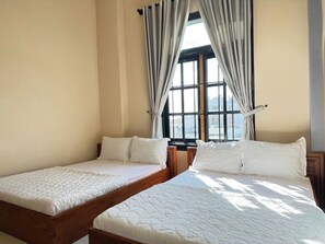 Superior trippelrum | Memory foam-madrasser, minibar, skrivbord och arbetsyta för laptop