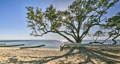 Cozy Cottage on the Canal (Hot Tub, Kayaks & Pool)