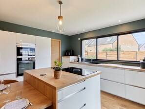 Jääkaappi, mikroaaltouuni, uuni, astianpesukone