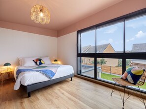 3 makuuhuonetta, työpöytä, internet