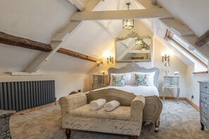 4 kamar tidur, setrika/meja setrika, dan Wi-Fi gratis