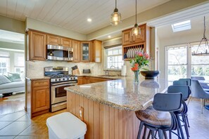 Microondas, horno, parrilla de estufa y lavavajillas