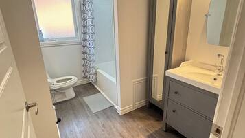 Séchoir à cheveux, serviettes fournies, savon, papier de toilette