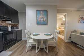 Interior - Tallahassee Gem-Next to Doak and CollegeTown-Ideal for FSU weekend.3 minute walk (Tallahassee)
