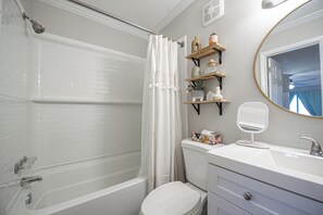 Hair dryer, towels, soap, toilet paper - Tallahassee Gem-Next to Doak and CollegeTown-Ideal for FSU weekend.3 minute walk (Tallahassee)