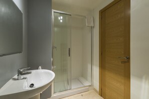 Douche, séchoir à cheveux, bidet, serviettes fournies