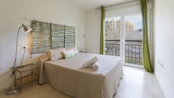 4 dormitorios, tabla de planchar con plancha, ropa de cama