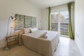 4 bedrooms, iron/ironing board, bed sheets