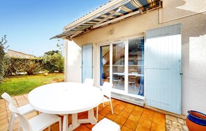 Outdoor dining - Lovely home in Saint-Trojan-les-Bains (Saint-Trojan-les-Bains)