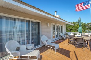 Outdoor dining - 🌴 Prime Summer Availability | Relax, Unplug & Enjoy the Coast (Alligator Point)