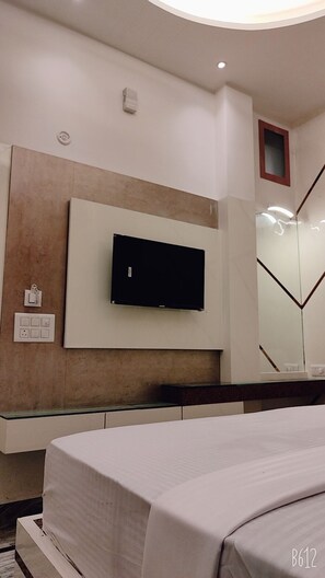 Luxury Room | Soundproofing, iron/ironing board, free WiFi - Shraddha Hotel (Aligarh)