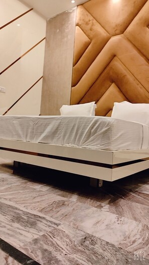 Quarto superluxo | Quartos à prova de som, ferros/tábuas de passar roupa, Wi-Fi de cortesia