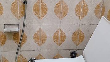 Ducha, pantuflas, toallas, jabón