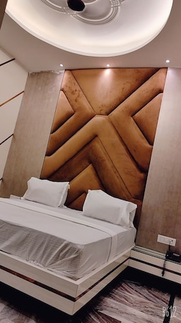 Luxury Room | Soundproofing, iron/ironing board, free WiFi