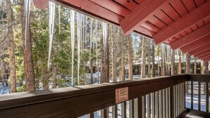 Eine Holzdielen-Terrasse mit einem Schild, das Rauchen verbietet.