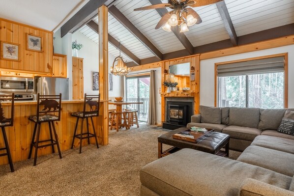 スマートテレビ、暖炉、DVD プレーヤー、卓球台