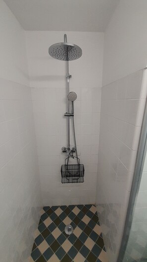 Haartrockner, Handtücher, Seife, Toilettenpapier