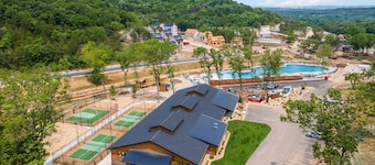 Retreat w Arcade-Pvt Hot Tub-Free Tickets-Community In&Outdoor Pool-Near Thunder Ridge