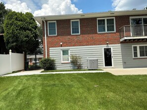 Exterior - Home in Washington DC, 2 bedrooms, 4 beds, 2 baths,sleeping 5 & free parking. (Washington)