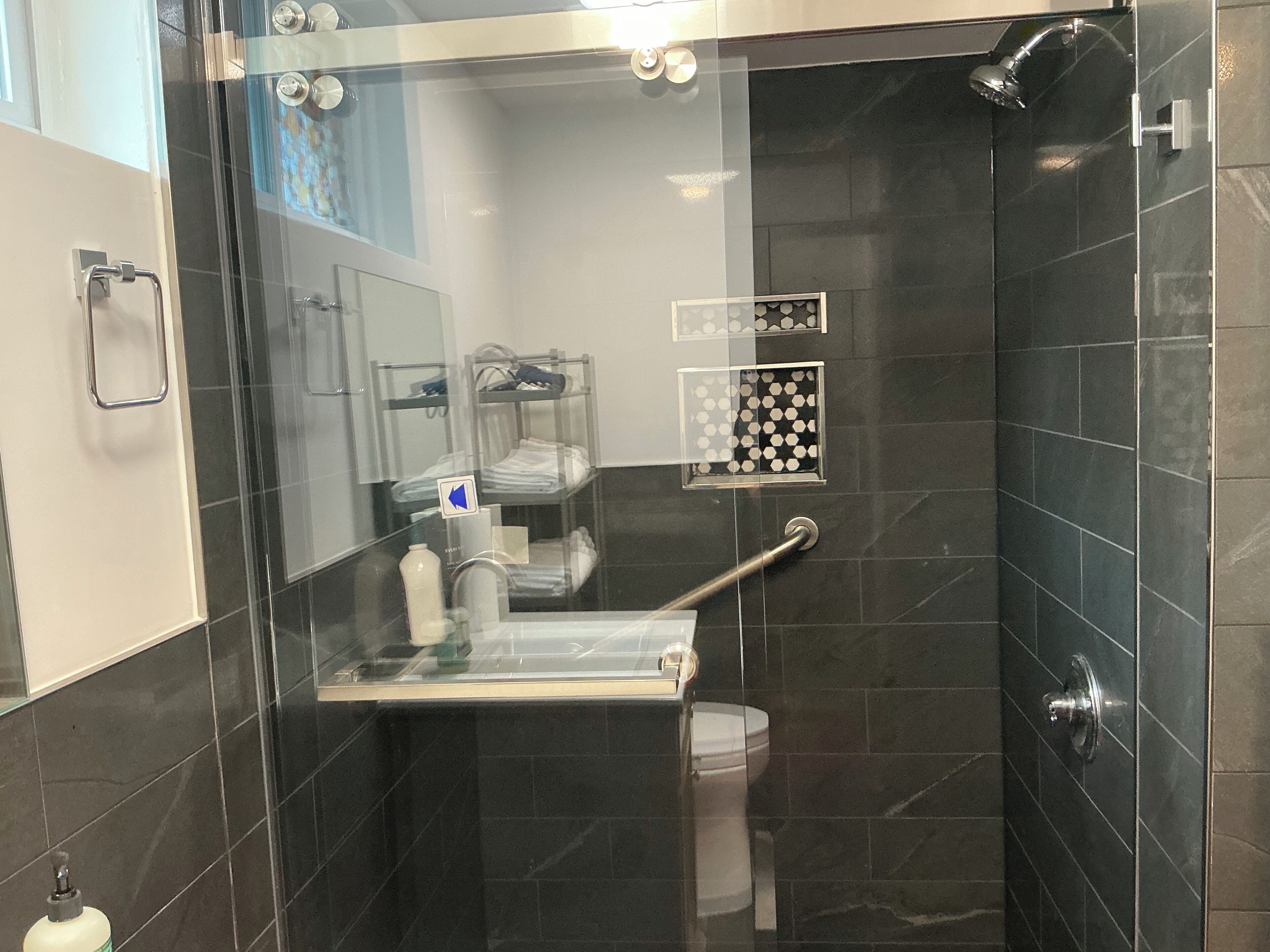 Dusche, umweltfreundliche Kosmetikartikel, Haartrockner, Handtücher