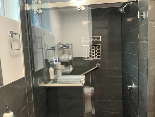 Dusche, umweltfreundliche Kosmetikartikel, Haartrockner, Handtücher