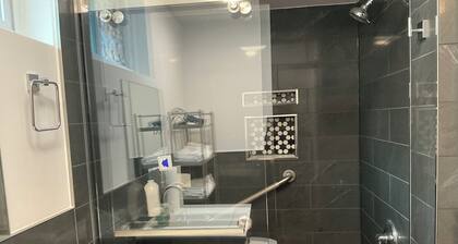 Home in Washington DC, 2 bedrooms, 4 beds, 2 baths,sleeping 5 & free parking.