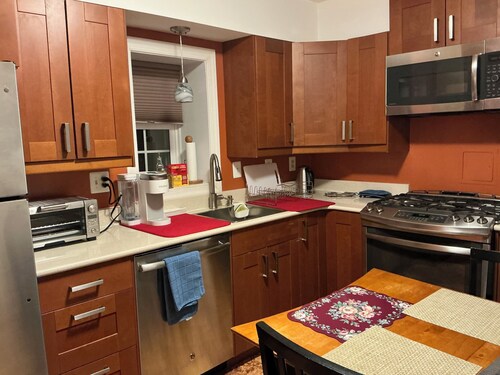 The Home in Washington DC, 2 bedrooms, 4 beds, 2 baths, 4 guests & Free parking 