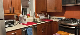 The Home in Washington DC, 2 bedrooms, 4 beds, 2 baths, 4 guests & Free parking 