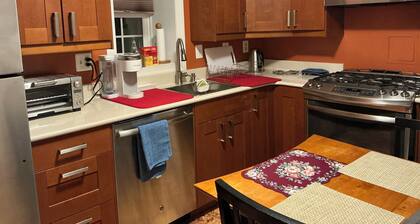 The Home in Washington DC, 2 bedrooms, 4 beds, 2 baths, 4 guests & Free parking