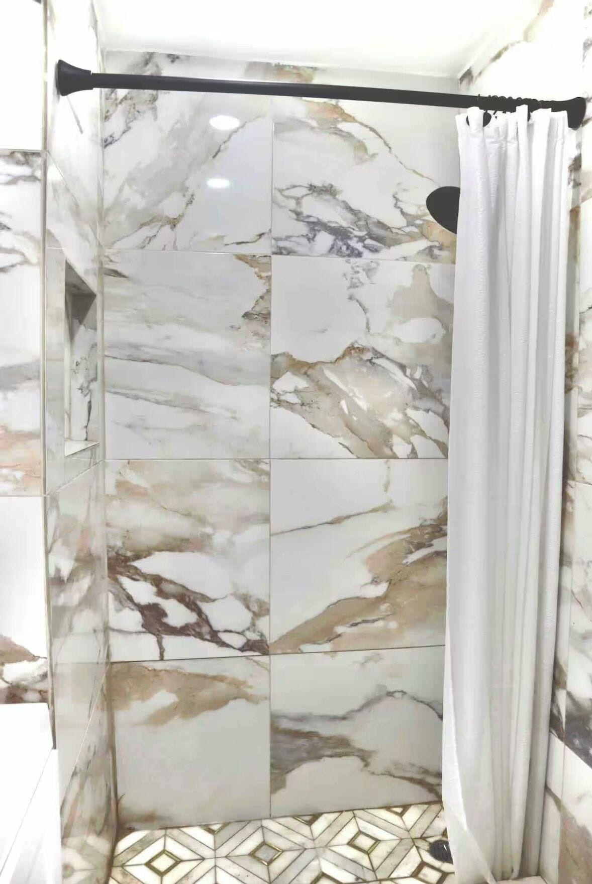 Haartrockner, Handtücher, Seife, Toilettenpapier