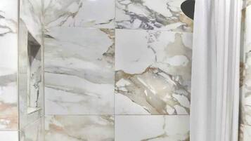 Haartrockner, Handtücher, Seife, Toilettenpapier