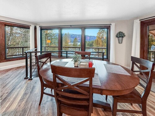 Charming Mountain Escape near Lake Cascade