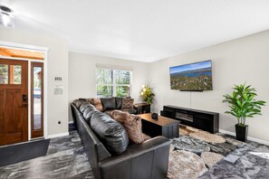 Una Smart TV, una chimenea, un futbolín, una mesa de tenis de mesa