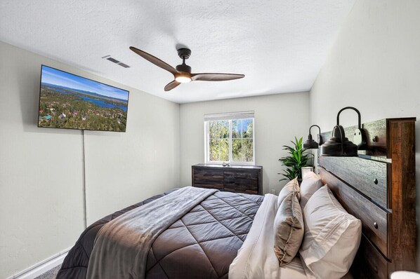 5 bedrooms, desk, iron/ironing board, travel crib