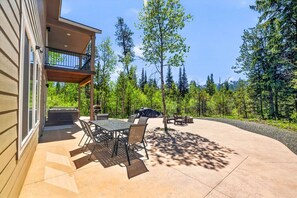 Outdoor dining - Mountain Retreat with Hot Tub & Game Room (Donnelly)