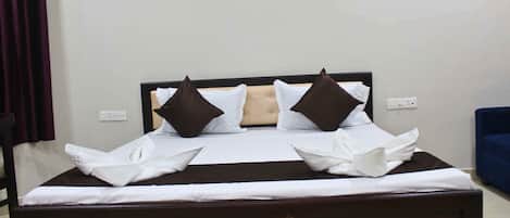 Deluxe Double Room, Balcony, City View | Desk, laptop workspace, soundproofing, free WiFi