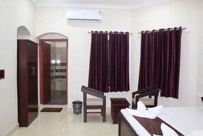 Deluxe Double Room, Balcony, City View | Desk, laptop workspace, soundproofing, free WiFi - Hotel Yubraj (Puri)