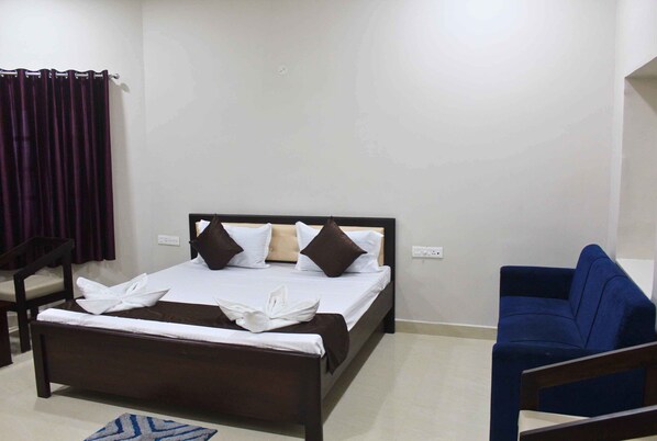Desk, laptop workspace, soundproofing, free WiFi