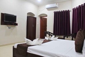 Habitación doble Deluxe, balcón, vista a la ciudad | Escritorio, espacio para trabajar con laptop y insonorización 
