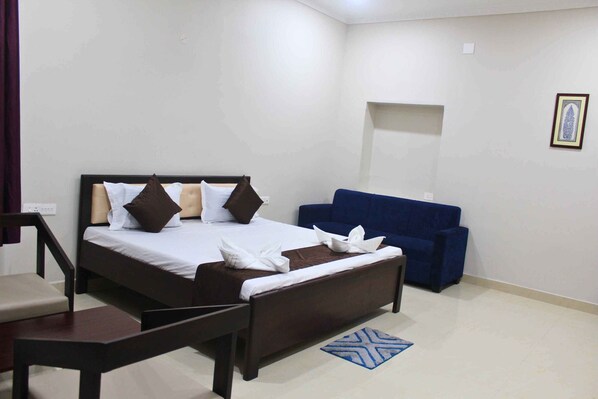 Deluxe Double Room, Balcony, City View | Desk, laptop workspace, soundproofing, free WiFi